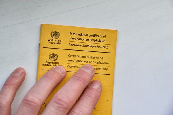 Persona que tiene el Certificado Internacional de Vacunación de la OMS, una de las vacunas para viajar al exterior.