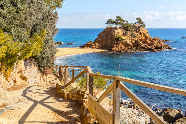 Cami de Ronda en la Costa Brava de España en un día soleado.