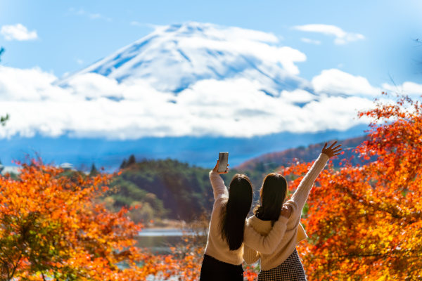 Mujeres turistas tomando fotos en los alrededores del Monte Fuji en Japón en un día soleado
