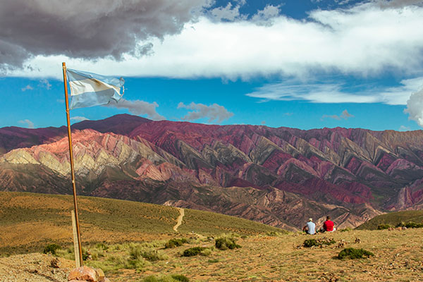 Bandera argentina ondeando en la serranía del Hornocal, Quebrada de Humahuaca, Argentina