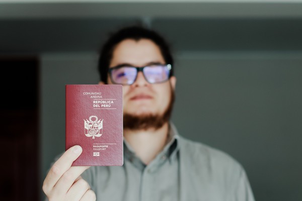 Joven peruano con pasaporte de Perú , uno de los documentos para viajar con la visa de Japón