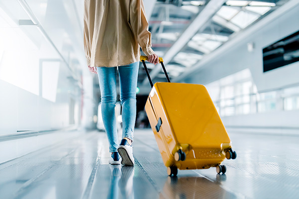 Mujer llevando maleta en el aeropuerto