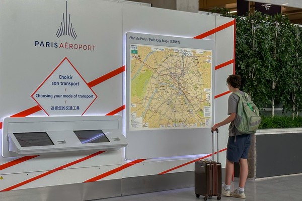 Turista paraguayo con el permiso ETIAS aprobado, recién llegado al aeropuerto de París