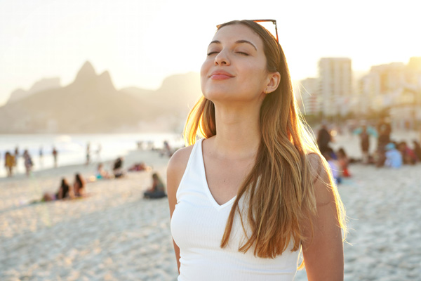 Chica relajada en una playa de Brasil