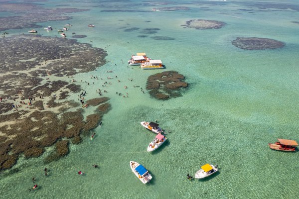 Vista aérea de la Costa de los Corales, una de las cosas que hacer en Maceió, Brasil.