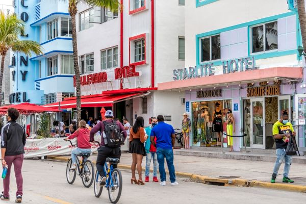 Vista aérea de una zona con restaurantes en Miami, una de las cosas que hacer en Miami