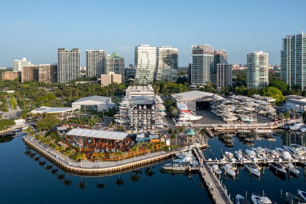 Turistas que exploran las calles del Distrito Art Déco, una de las cosas que hacer en Miami