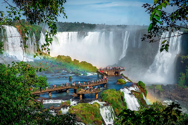 Turistas viendo las Cataratas del Iguazú desde una pasarela