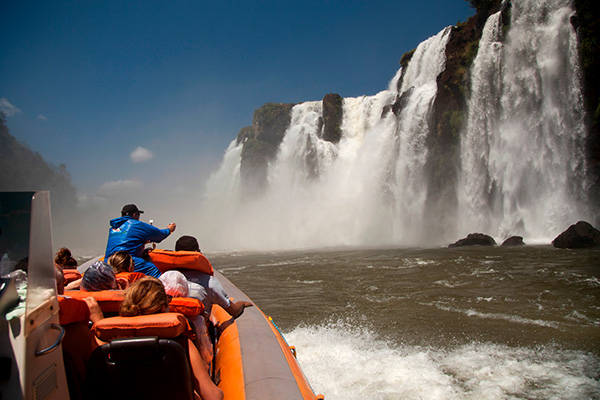 Turistas viendo las Cataratas del Iguazú desde un bote