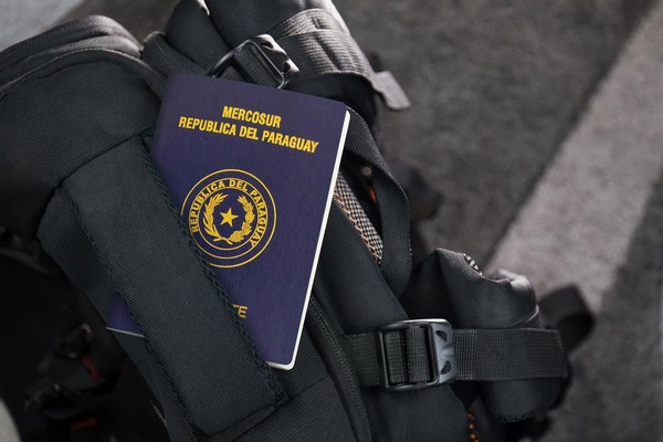 Pasaporte paraguayo sobre una mochila, uno de los requisitos para viajar a Europa desde Paraguay.