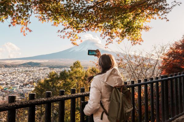 Mujer turista, que cumplió los requisitos para viajar a Japón desde Paraguay, tomando una foto del Monte Fuji.