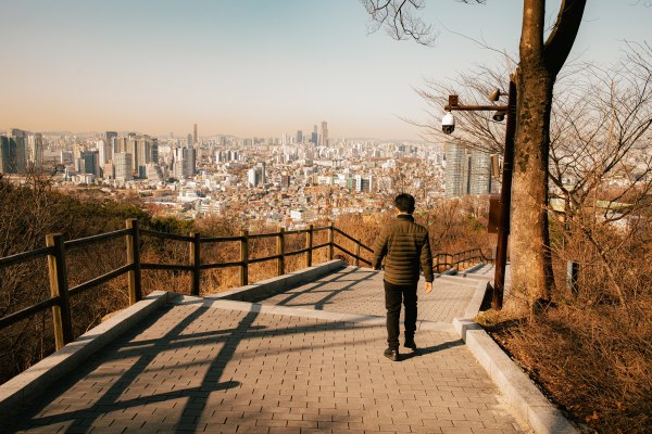 Viajero paraguayo, que cumple con los requisitos para viajar a Corea del Sur desde Paraguay, caminando por las calles de la ciudad de Corea del Sur.