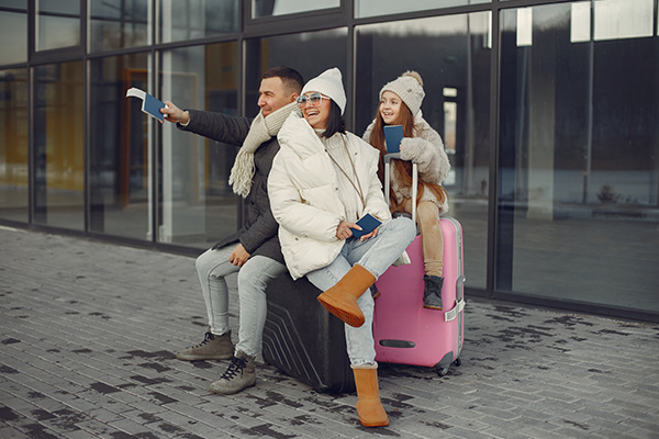 Familia feliz en las afueras del aeropuerto