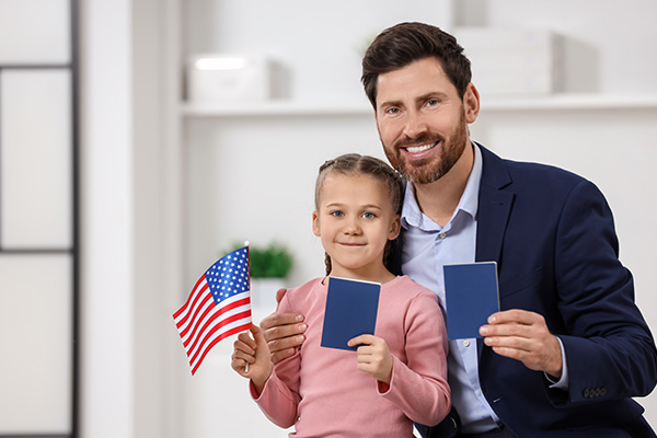 Padre e hija con pasaportes