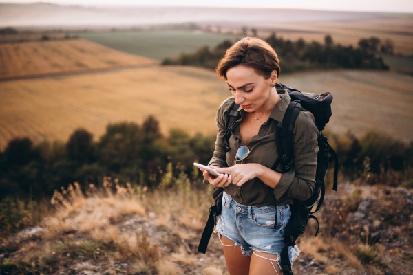 Turista paraguaya usando su seguro médico de viaje de Assist Card desde su celular.
