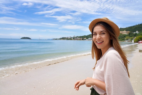Mujer sonriente en la playa de Jurerê, Florianópolis, Brasil.