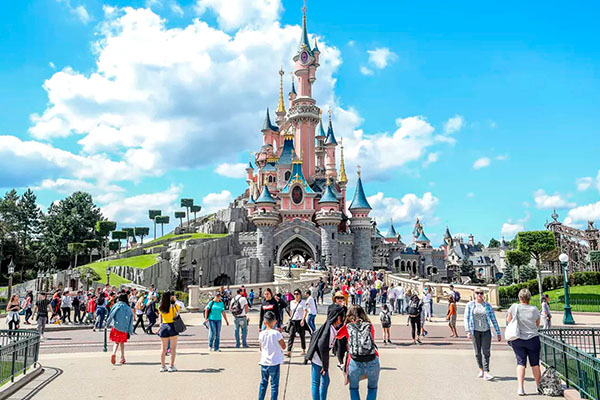 Imagen de frente del castillo de Disneyland París