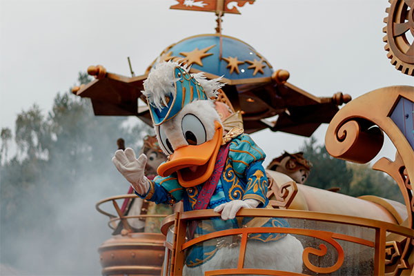 Una persona disfrazada del Pato Donald en Disneyland París