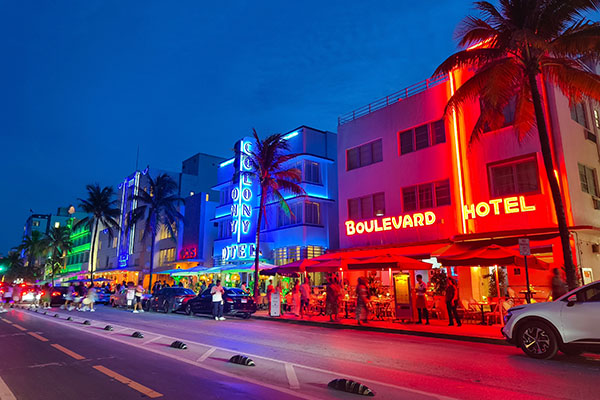 Paseo de Miami Beach por la noche