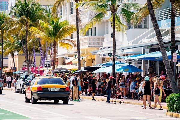 Ocean Drive de día con personas paseando