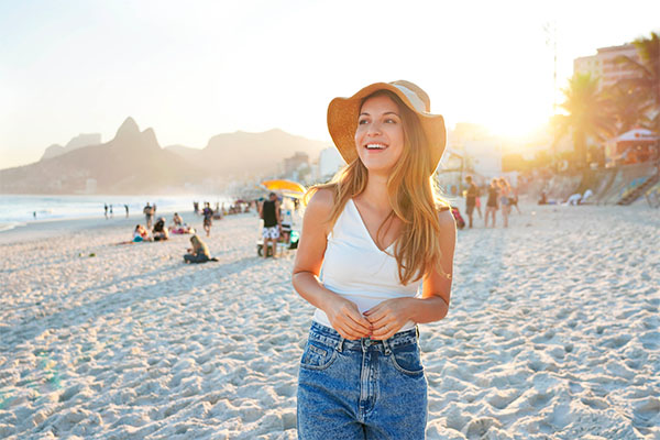 Una chica disfrutando en una playa de Brasil