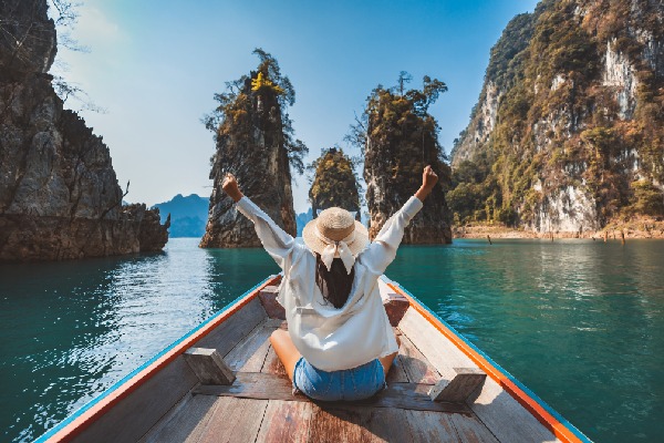 Image of a woman traveling in Thailand
