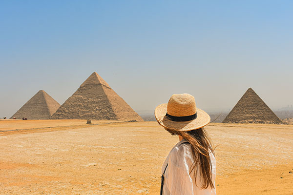 Mujer observando las pirámides de Giza