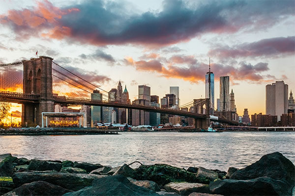 Vista desde lejos del puente de Brooklyn y Nueva York