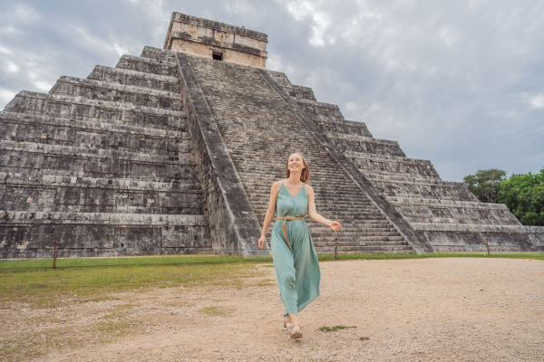 mujer turista disfrutando en Chichén Itzá, México.