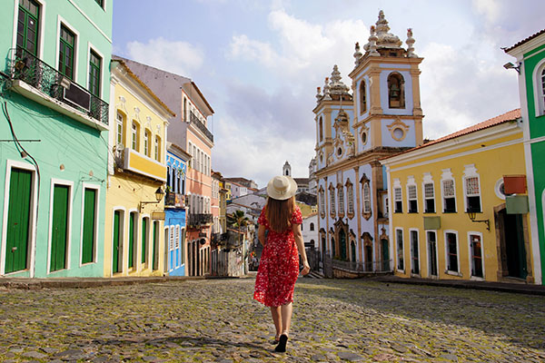 Turista en el centro histórico de Pelourinho en Salvador de Bahía, Brasil