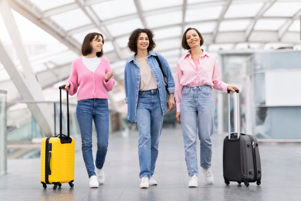 Turista en aeropuerto utilizando el celular