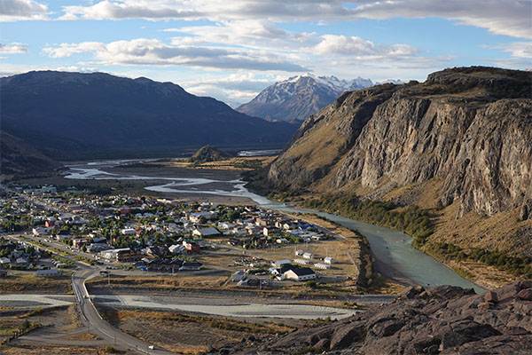 Imágen panorámica en altura del pueblo de El Chaltén