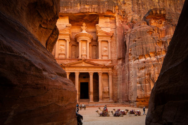 Vista saliendo del Siq, hacia las ruinas del Tesoro, en la antigua ciudad de Petra.