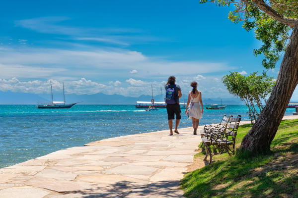 Paseo marítimo con palmeras en Búzios, Río de Janeiro. Brasil. Paisaje marino de Armacao dos Buzios.