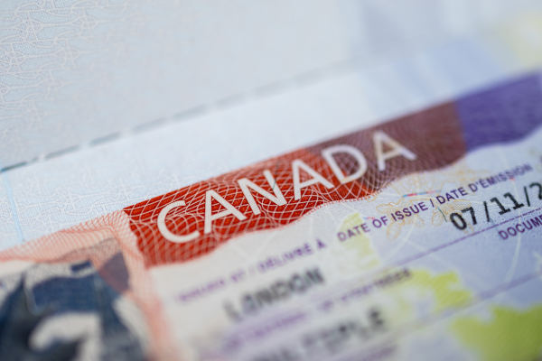 Fotografía tipo close up de una visa de Canadá con datos ilegibles.