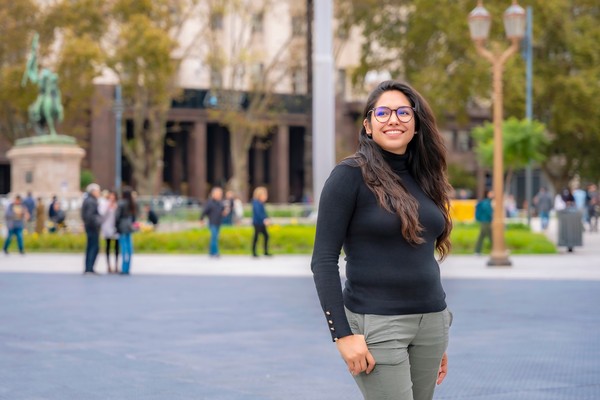 Mujer joven latina posando en la Plaza de Mayo, alrededores de la Casa Rosada, en Buenos Aires, Argentina.