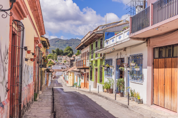 Calle colonial en San Cristóbal de las Casas en un día soleado, Chiapas, México.